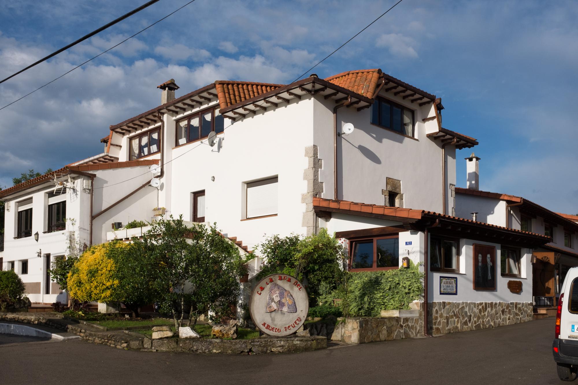 Camino de Santiago Accommodation: Albergue La Cabaña del abuelo Peuto