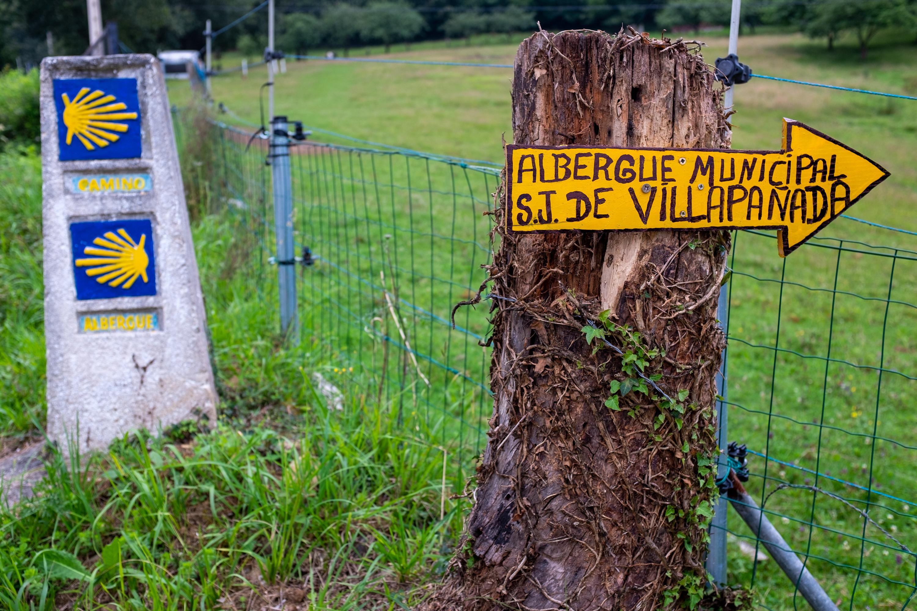 Scenic view of Turn right for Villapañada (albergue) or left to follow camino on the Camino Primitivo