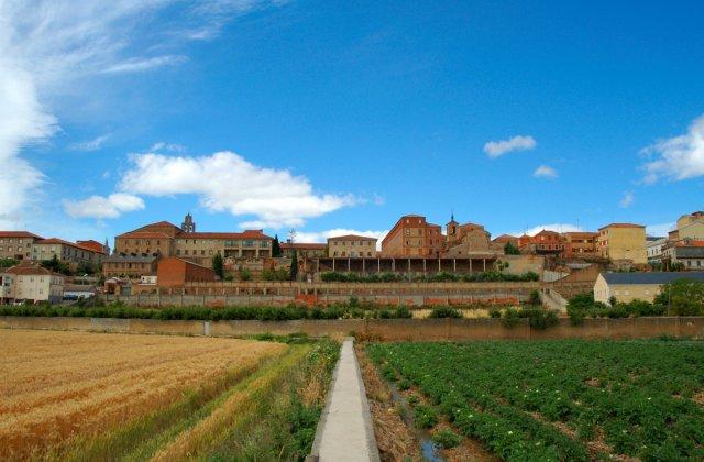 Scenic view of Astorga (from the Via de la Plata) on the Vía de la Plata