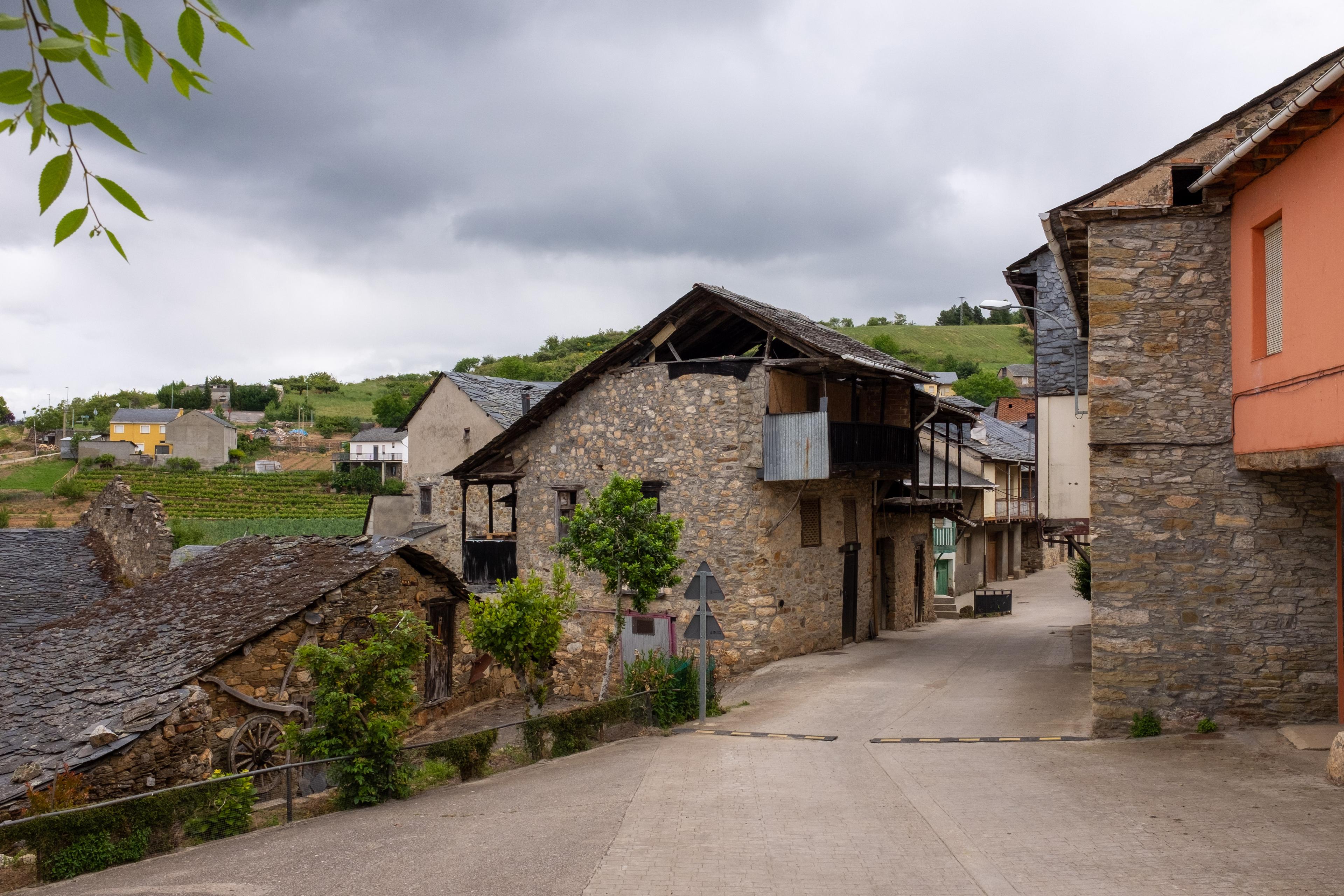 Scenic view of Santalla del Bierzo on the Camino Francés