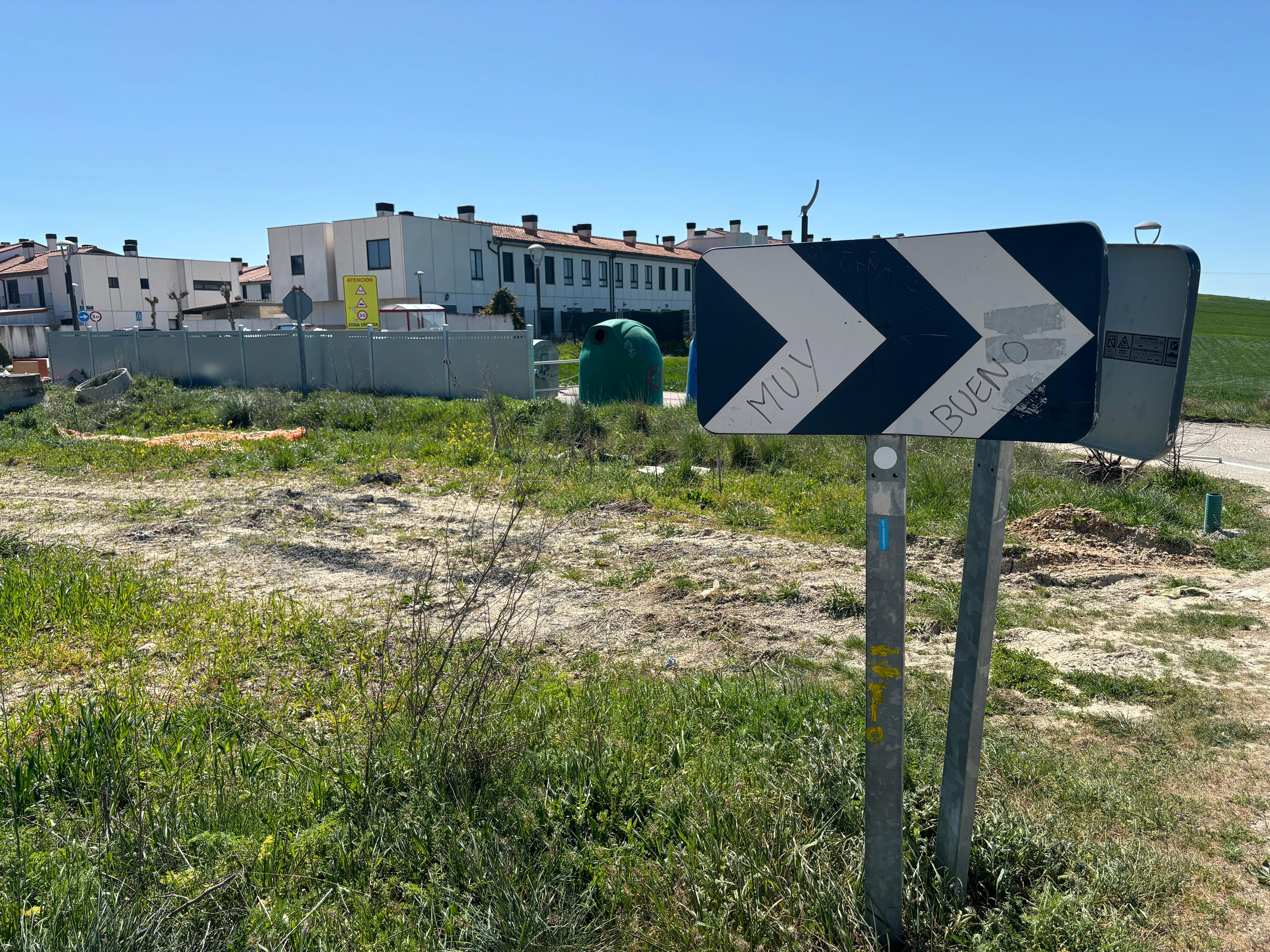 Scenic view of Left to Castañares or Straight to Vilafria on the Camino Francés