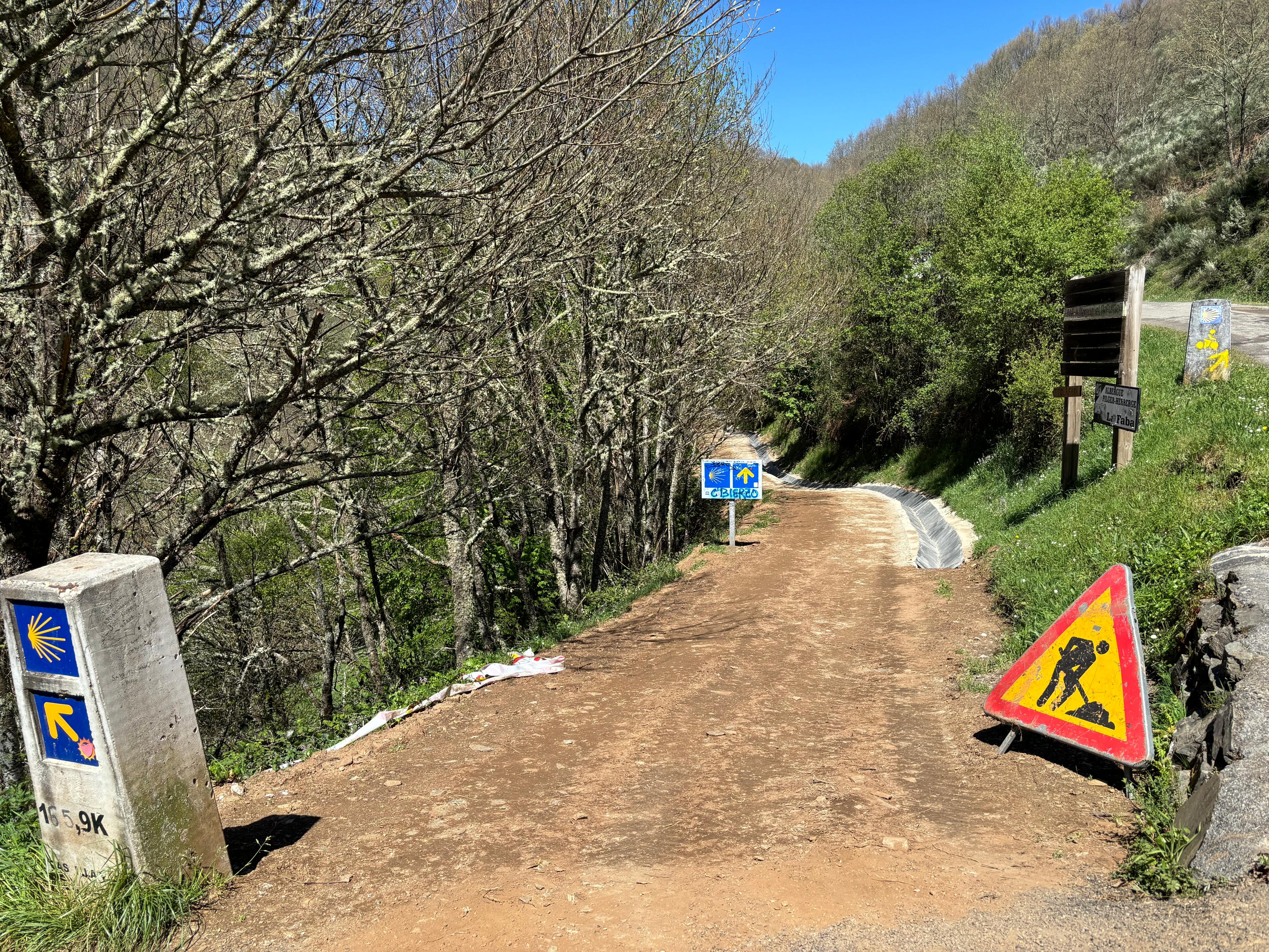 Scenic view of Gire A La Izquierda Y Descenda Si Está A Pie, Continúe Directo A Lo La Vista Si Está En La Bicicleta on the Camino Francés