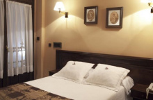 Camino de Santiago Accommodation: Hotel Palacio Arias ⭑⭑⭑